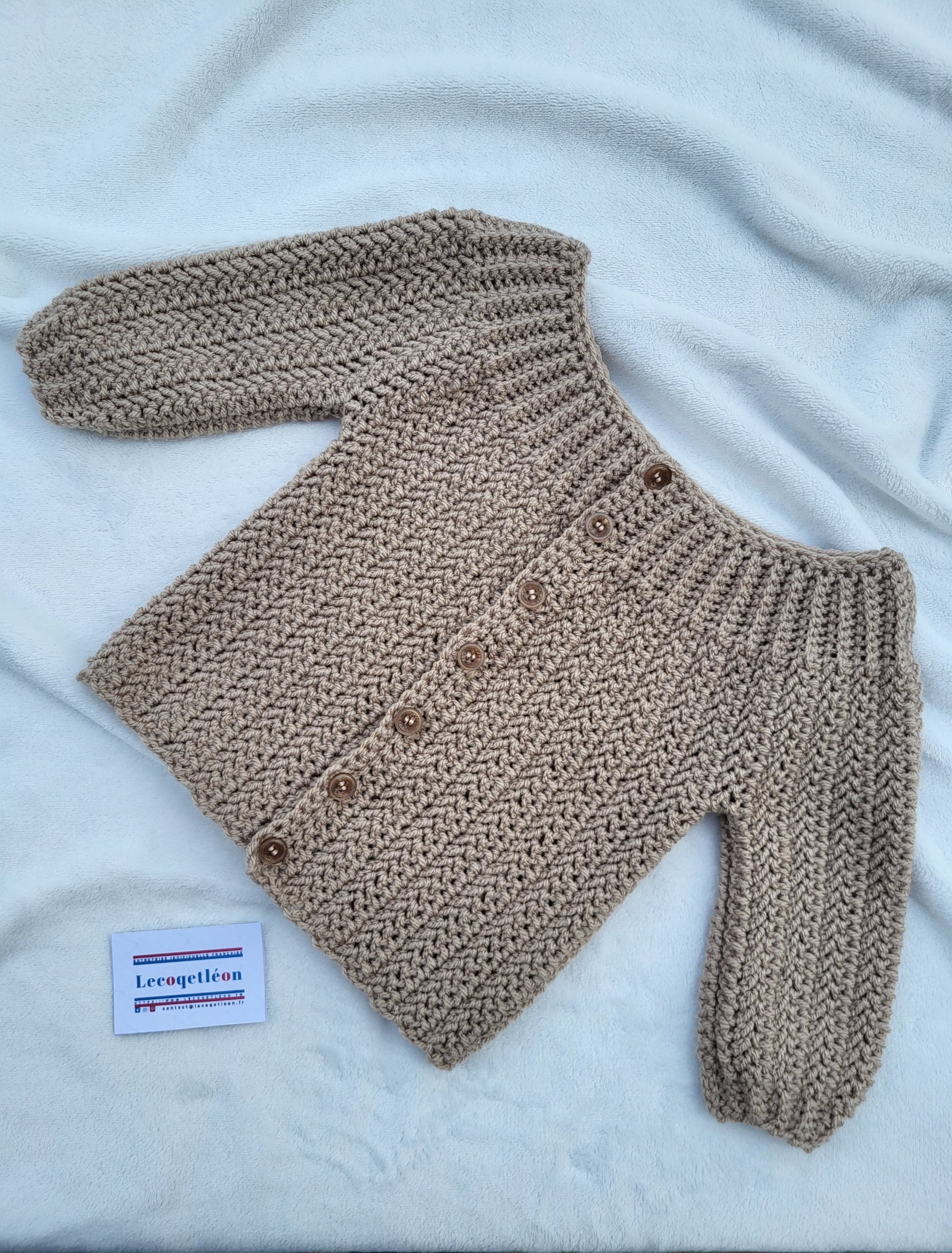 Brassière bébé boutonnage avant crochet fait main – Beige – 9-12 mois (1) Brassière bébé beige crochetée à la main avec boutons sur le devant, taille 12 mois