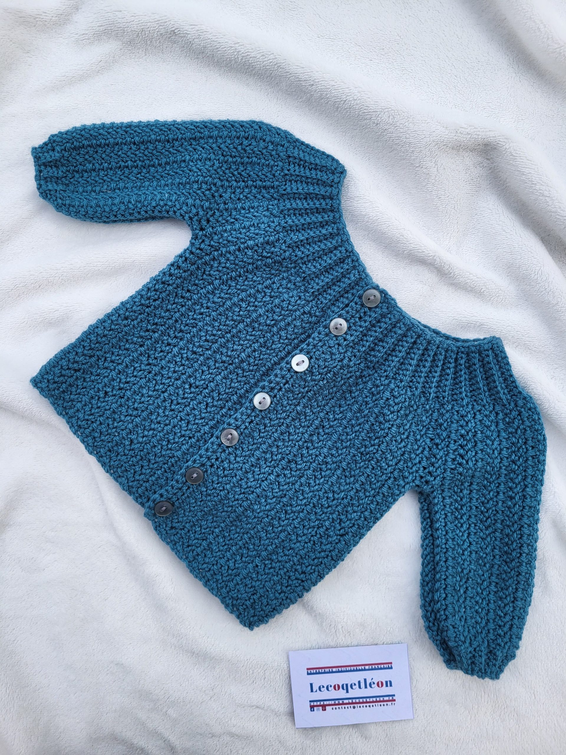 Brassière bébé coloris bleu canard crochetée à la main avec boutons sur le devant, taille 0-1 mois (1)