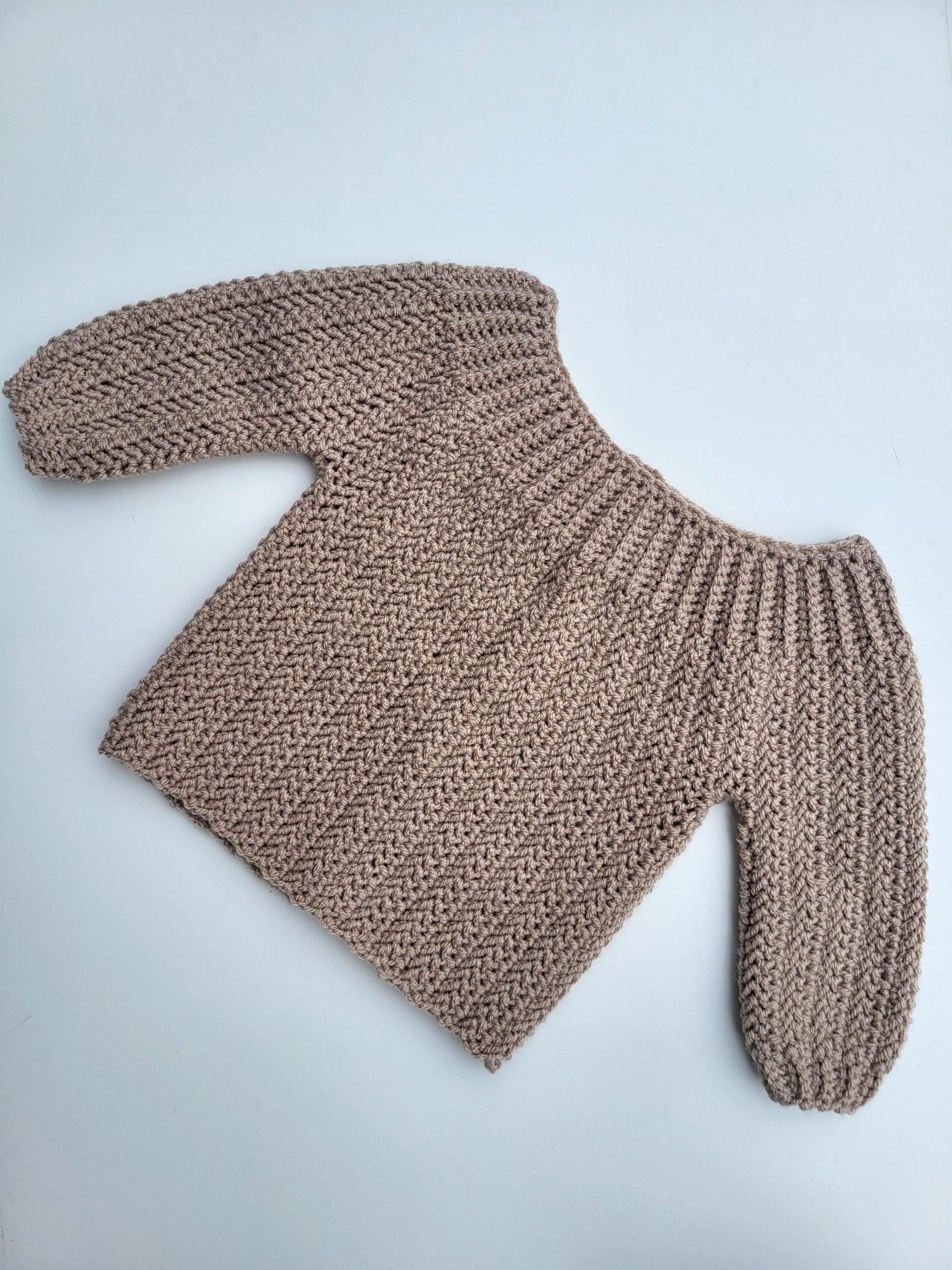 Brassière bébé crochet fait main – Beige – 9-12 mois – création artisanale Brassière bébé coloris beige crochetée à la main