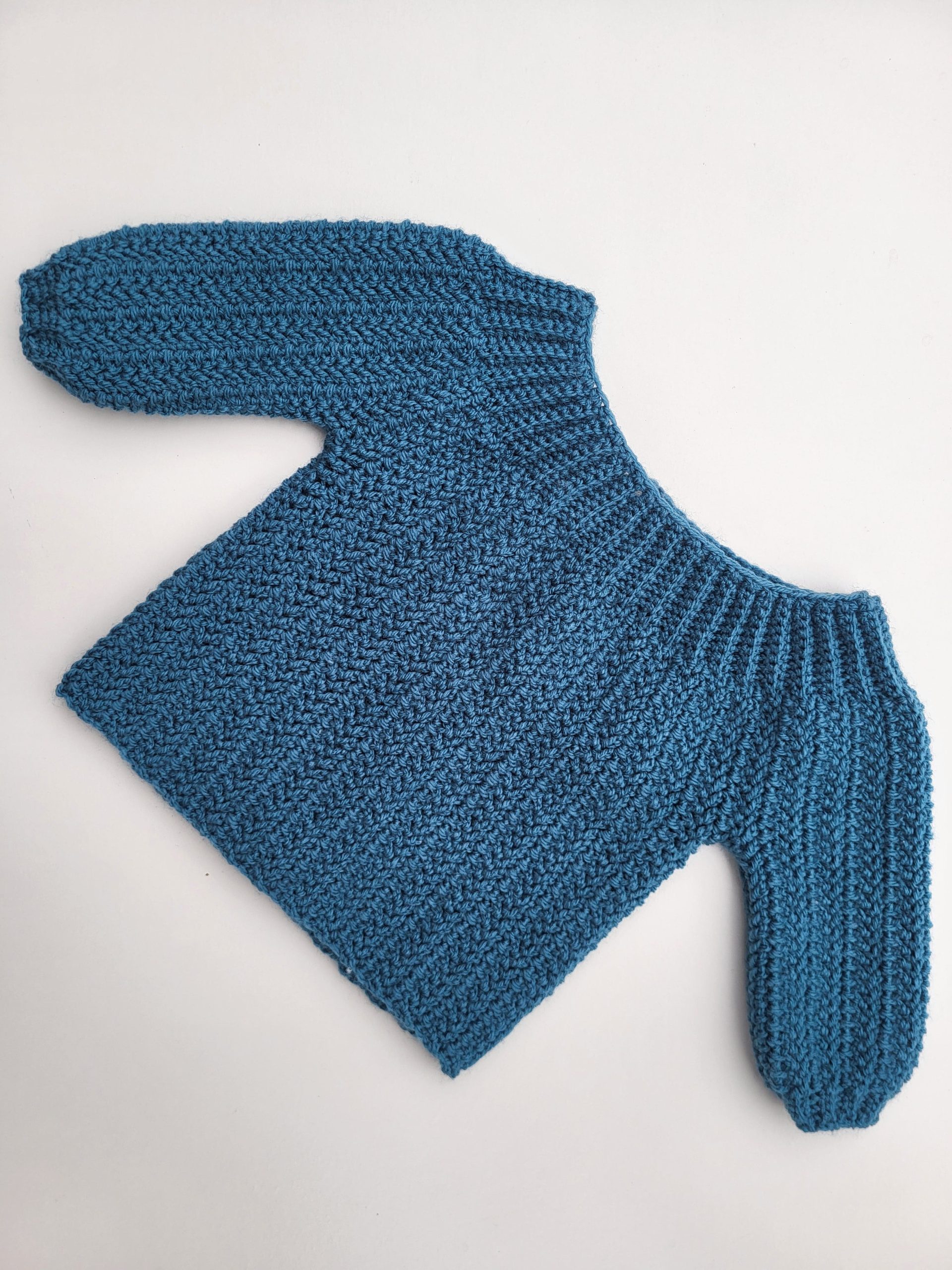 Brassière bébé crochet fait main – bleu canard – 0-1 mois – création artisanale Brassière bébé coloris bleu canard crochetée à la main, taille 0/1 mois