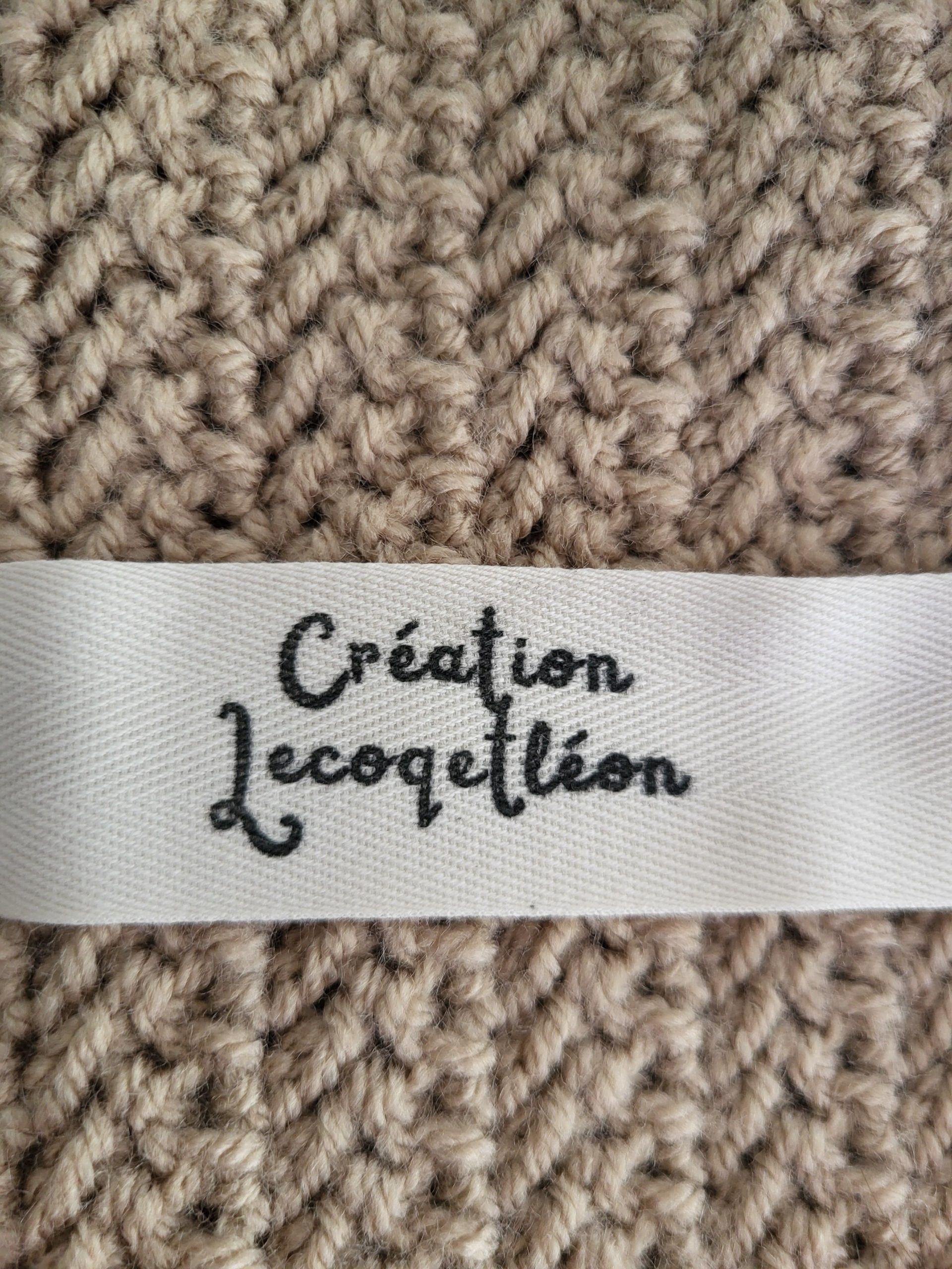 Détail du point crochet - création Lecoqetléon Zoom texture. Détail du point crochet sur une brassière bébé beige