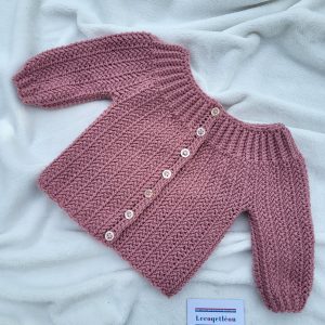 Brassière bébé coloris vieux rose crochetée à la main avec boutons sur le devant taille 6 mois