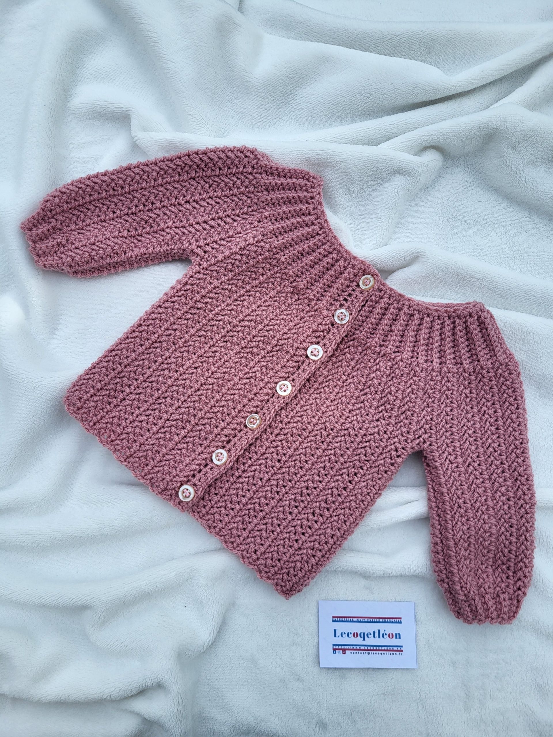 Brassière bébé boutonnage avant crochet fait main – Vieux rose – 6 mois (1) Brassière bébé coloris vieux rose crochetée à la main avec boutons sur le devant taille 6 mois