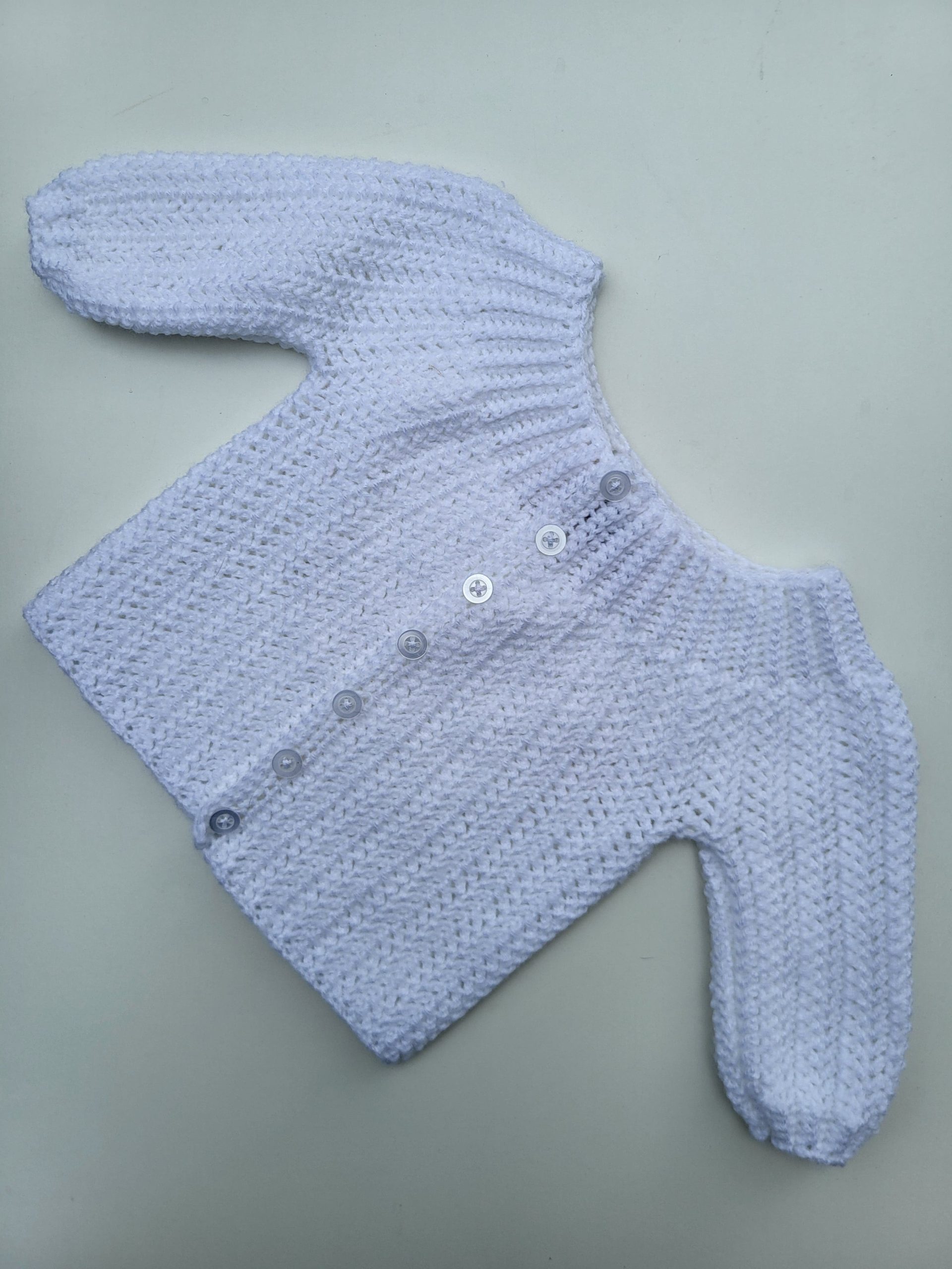 Brassière bébé boutonnage avant crochet fait main – coloris blanc – 0_1 mois – création artisanale Brassière bébé coloris blanc crochetée à la main avec boutons sur le devant, taille 0/1 mois