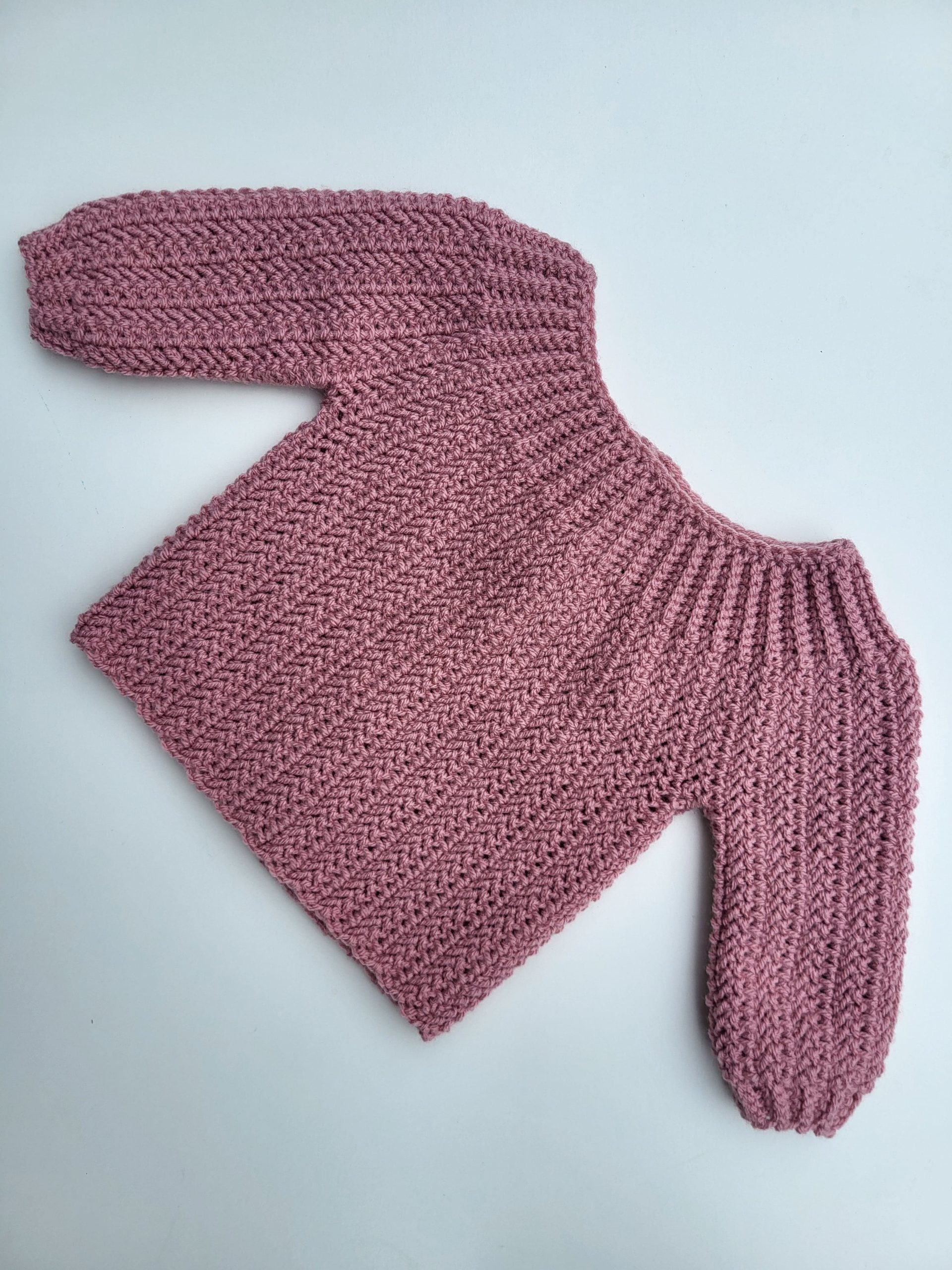 Brassière bébé crochet fait main – Vieux rose – 6 mois – création artisanale Brassière bébé coloris vieux rose crochetée à la main taille 6 mois
