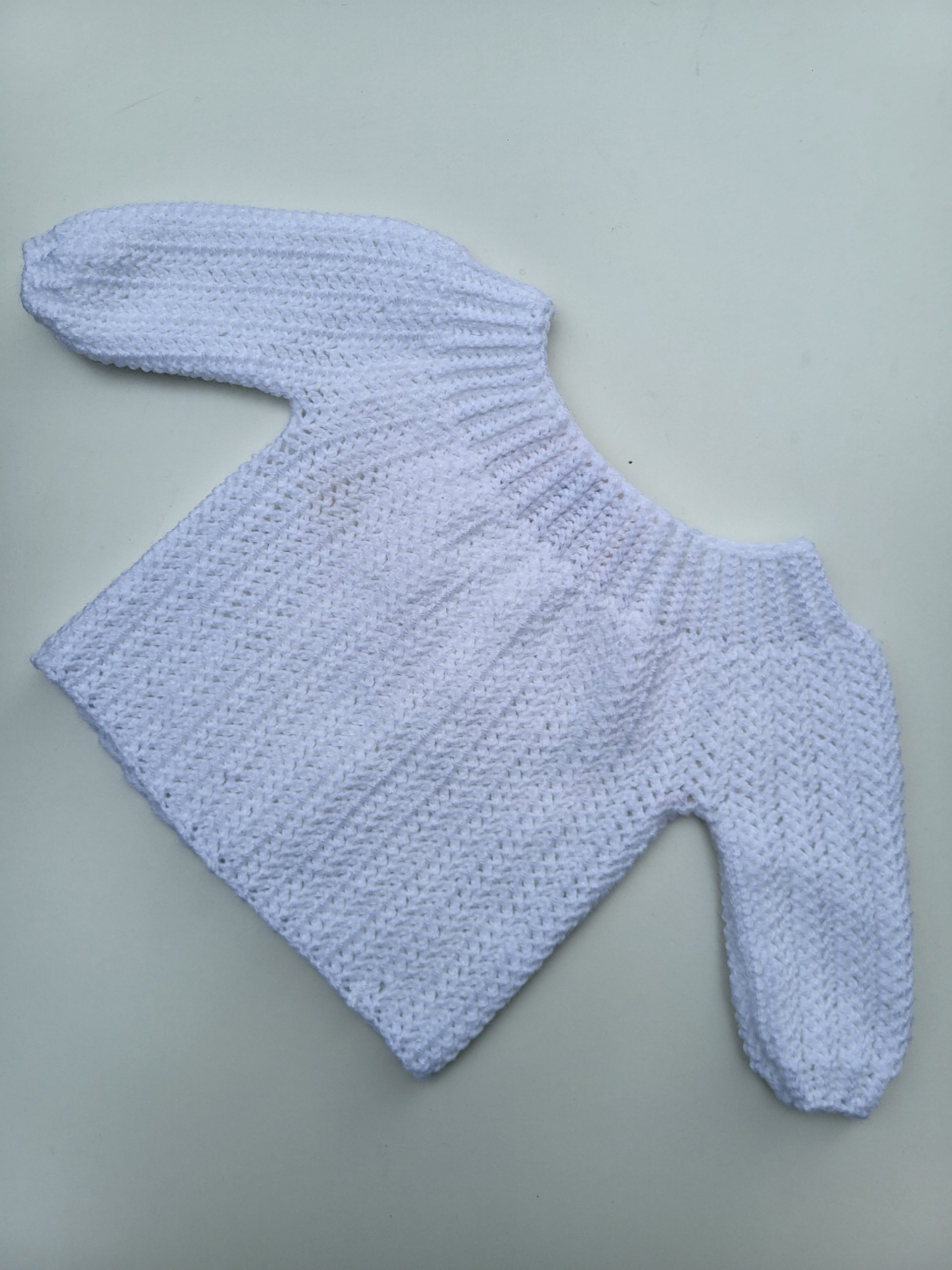 Brassière bébé crochet fait main – coloris blanc – 0_1 mois – création artisanale (1)